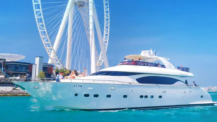 Die Eleganz des Meeres: Yachtfahrten durch das atemberaubende Dubai